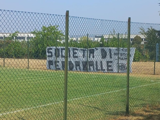 L’Alessandria Calcio vince l’amichevole con la Juve U19. A bordo campo striscione di contestazione dei Supporters 1999