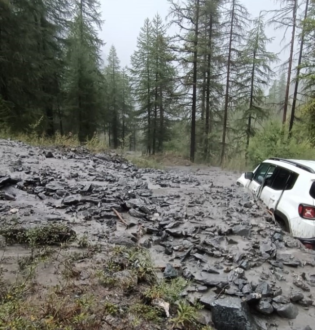 Frane in Valle Argentera: al lavoro per evacuare le persone bloccate a Sauze di Cesana