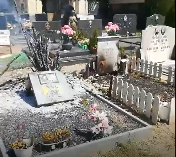 A fuoco due tombe nel cimitero di Alessandria