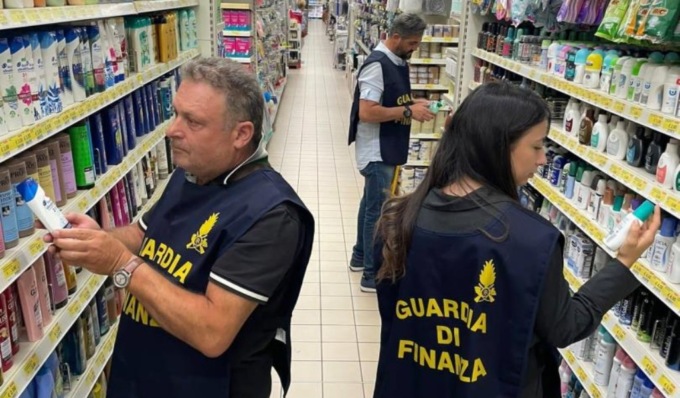 Prodotti cosmetici cancerogeni e abbigliamento contraffatto, maxi sequestro a Tortona
