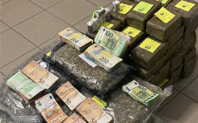Spaccio: sequestrati oltre 65 chili di droga e 107mila euro in contanti