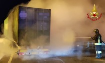 Incendio a Castelceriolo, si surriscaldano i freni e l'autocarro prende fuoco