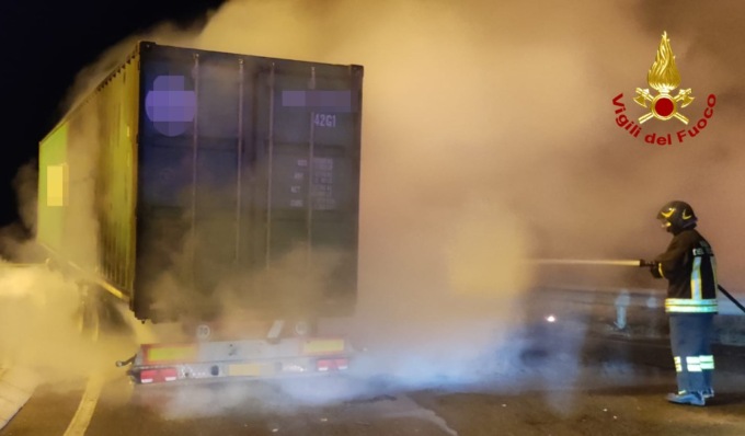 Incendio a Castelceriolo, si surriscaldano i freni e l’autocarro prende fuoco