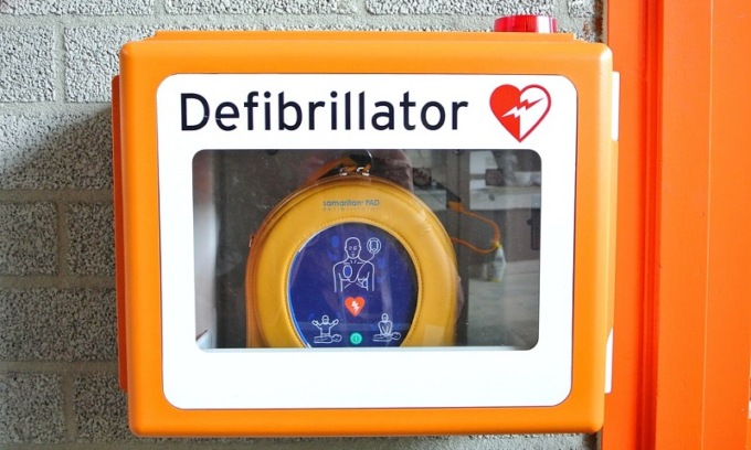 Consegnati in dono tre defibrillatori ai centri d’incontro