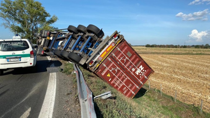 Incidente stradale autonomo, mezzo pesante esce fuori strada ad Alessandria
