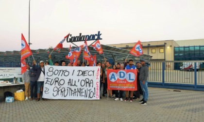 Sciopero alla GualaPak di Castellazzo: "Sotto i 10 euro l'ora è sfruttamento"