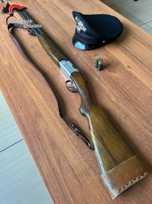Ruba un fucile ad un cacciatore per proteggere i suoi cani, arrestato un 43enne italiano