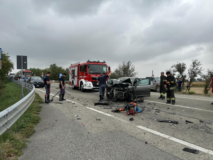 Tortona, incidente stradale sulla SP211 fra tre auto: ferita una persona