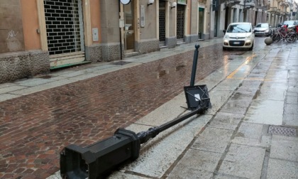 Caduto un palo della luce in via Trotti ad Alessandria