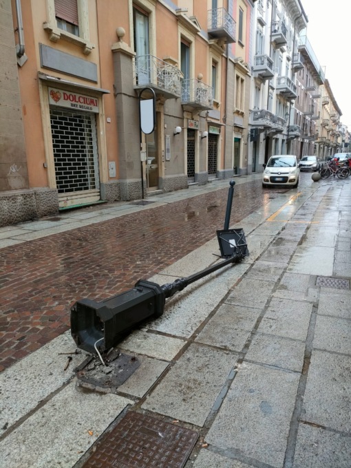 Caduto un palo della luce in via Trotti ad Alessandria