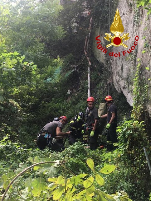 Precipita in un dirupo a Gavi, salvato un uomo dai Vigili del Fuoco