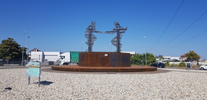 Inaugurata la scultura di Marco Lodola sulla rotonda a Spinetta Marengo
