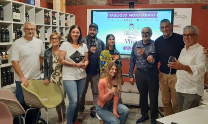 Le sciarpe della solidarietà avvolgono il castello di Tagliolo Monferrato