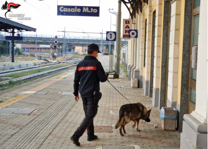 Casale Monferrato, trovati in una scuola 5 involucri contenenti cocaina
