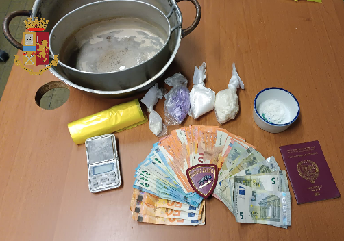 Sequestrate alcune dosi di crack e quasi 1.500 euro in un appartamento a Torino, in manette due uomini