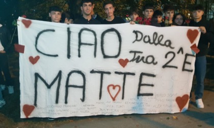 In centinaia per ricordare Matteo Benzi. I suoi compagni: "Sarai sempre con noi"