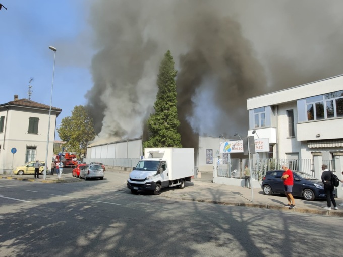 Incendio alla Centrale del Latte di Alessandria: a fuoco un magazzino