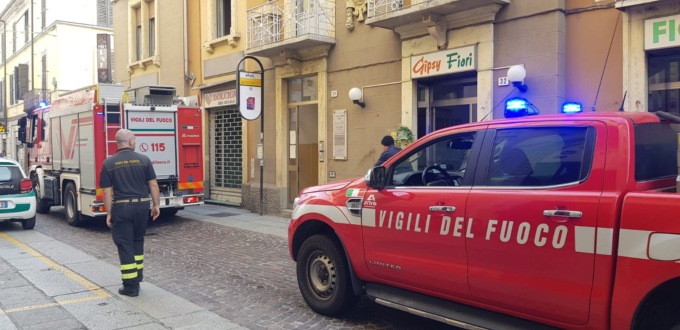 Trovato un cadavere in un alloggio di via Trotti ad Alessandria, sul posto le forze dell’ordine