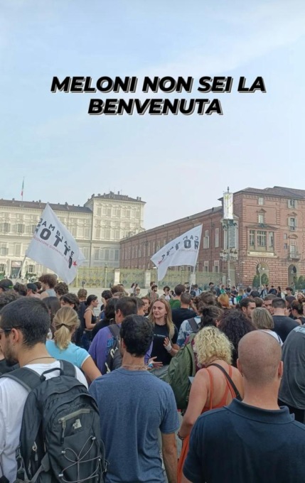 La premier Giorgia Meloni a Torino, lanci di uova e scontri tra manifestanti e polizia