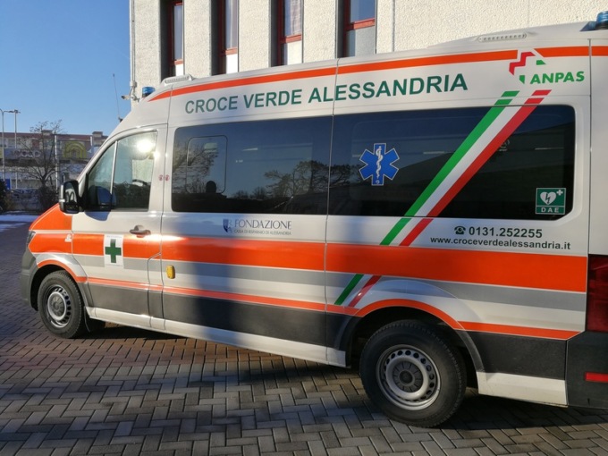 Ambulanza della Croce Verde presa di nuovo a sassate: fermato il colpevole