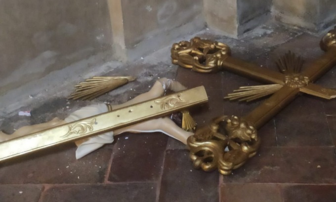Tre crocifissi spezzati in città in poche ore: vandalismo o fanatismo religioso?