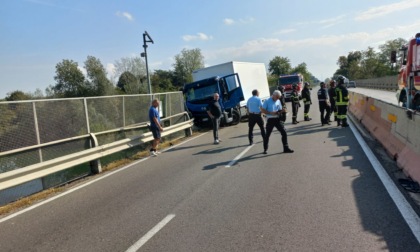 Mezzo pesante finito fuori strada all'ingresso di Alessandria: chiusa di nuovo la strada