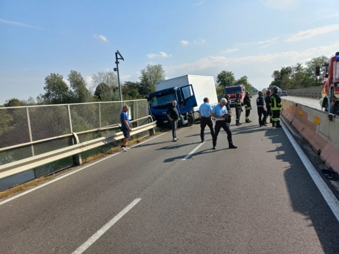 Mezzo pesante finito fuori strada all’ingresso di Alessandria: chiusa di nuovo la strada