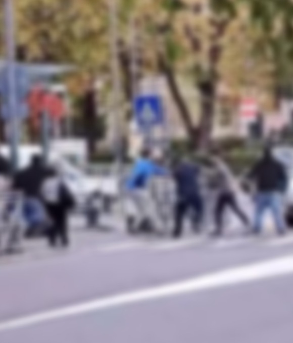 Pugni e calci in mezzo alla strada ad Ovada tra un gruppo di persone: 4 denunciati