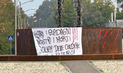 Solvay, alla rotonda di Spinetta Marengo uno striscione contro l'azienda
