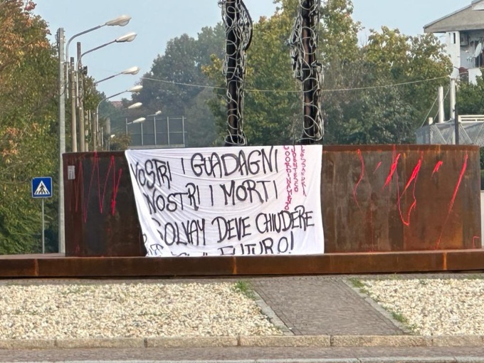 Solvay, alla rotonda di Spinetta Marengo uno striscione contro l’azienda