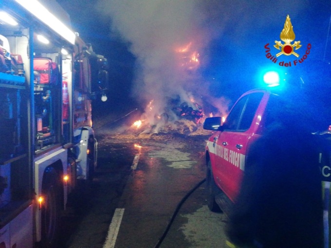 In fiamme un semirimorchio che trasportava paglia