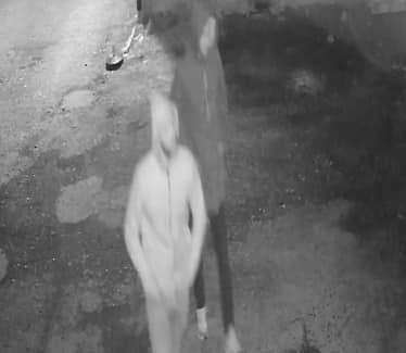 Tentato furto in un negozio di Ovada: ladri ripresi della telecamere mentre tentano di entrare