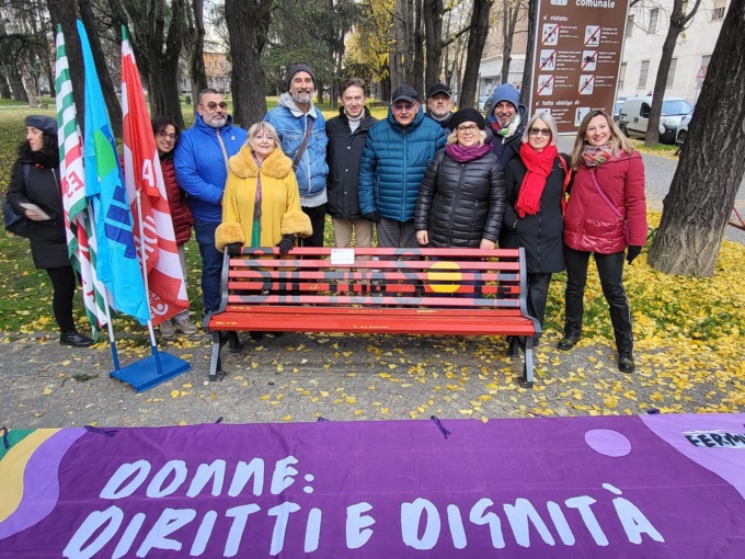 Una panchina e una mostra ad Alessandria contro la violenza sulle donne