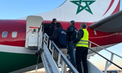 Le immagini choccanti del marocchino mentre rompe i crocifissi in chiesa