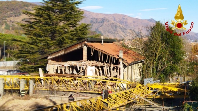 Crolla una gru edile a Casellette nel Torinese: feriti due operai