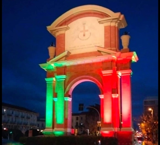 Alessandria: l’arco di via Dante illuminato con i colori della bandiera italiana