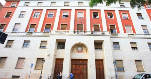 Lascia sacchetto di rifiuti all’ingresso del tribunale