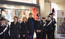 Asti, Piazza San Secondo: inaugurata la vetrina rappresentante “Asti affida la città all’Arma”