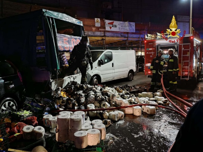 Fiamme in un furgoncino a Genova, nessun ferito