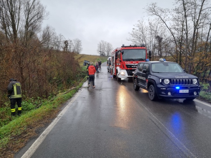 Auto esce fuori strada a Gremiasco, in corso le operazioni di salvataggio di due persone