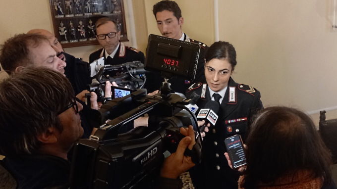 Lei lo rifiuta e lui la aggredisce brutalmente: la salvano i vicini