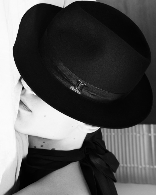 Borsalino e Saint Laurent presentano un esclusivo cappello per la collezione autunno-inverno 2023/2024