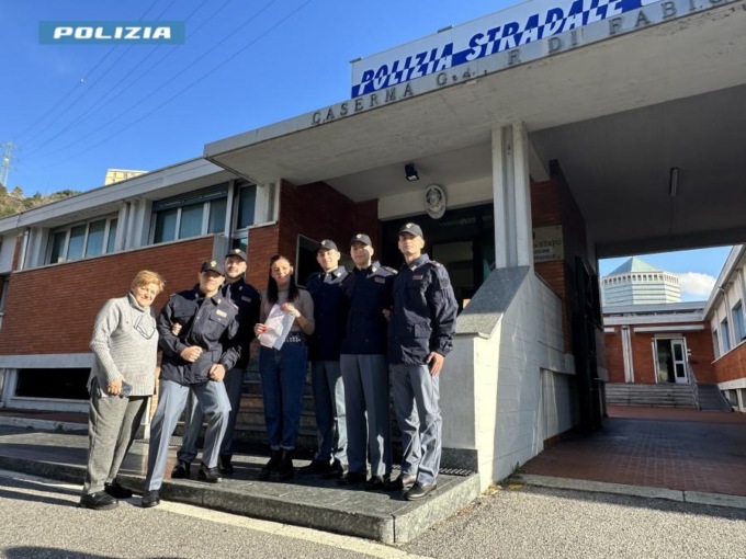 Genova, nuovi agenti della Polizia Stradale soccorrono anziano