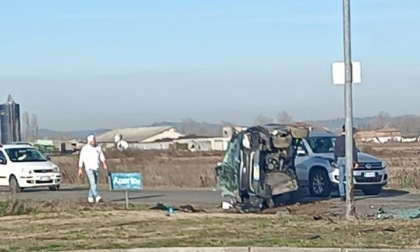 Incidente sulla provinciale tra Alessandria e Casal Cermelli: un'auto ribaltata