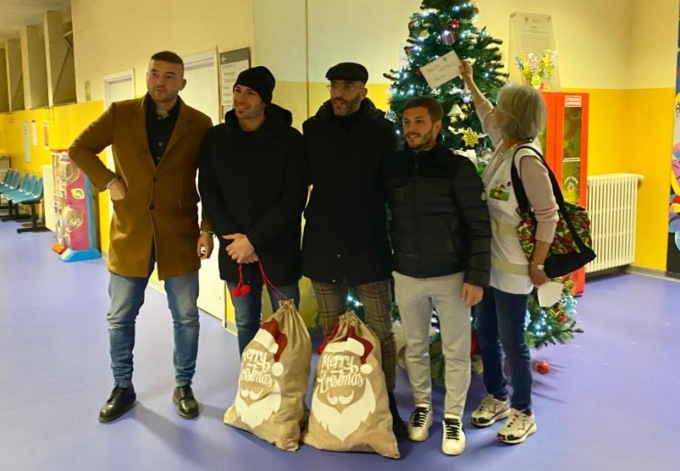 Tifosi e calciatori dell’Alessandria in visita all’Ospedale Infantile