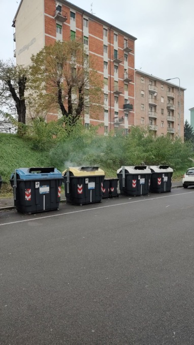 Fumo in alcuni cassonetti in via Livorno ad Alessandria, sul posto i Vigili del Fuoco
