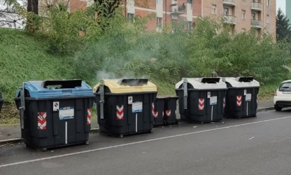 Fumo in alcuni cassonetti in via Livorno ad Alessandria, sul posto i Vigili del Fuoco