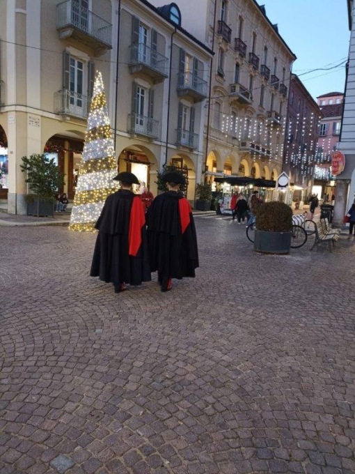 Asti, i Carabinieri pattugliano il mercatino di Natale in alta uniforme storica