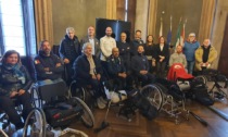 Sport oltre le barriere: sei carrozzine attrezzate consegnate ad atleti con disabilità