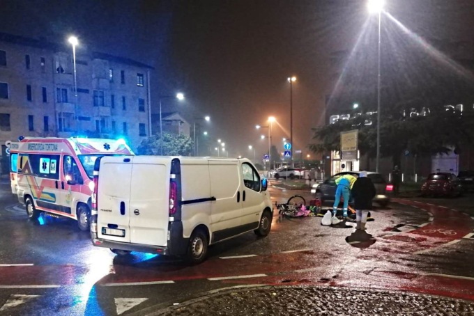 Brutto incidente in via Saccaggia a Tortona, investito un ciclista da un furgone